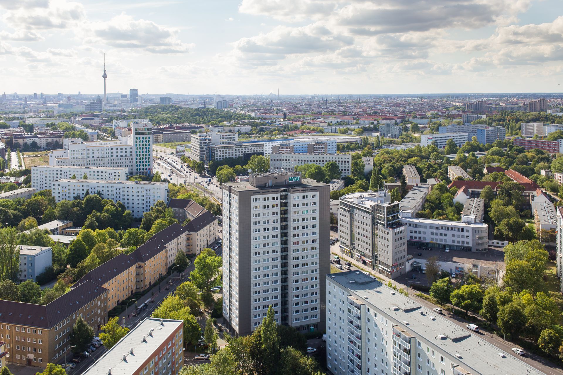 Blick auf die Landsberger Allee stadteinwärts mit dem Fernsehturm im Hintergrund und dem WGLi-Wohnhochhaus Landsberger Allee 130 im Vordergrund