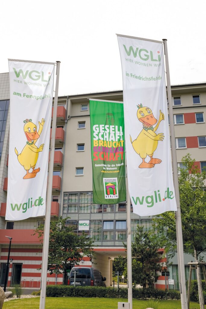 wehende Fahnen vor der WGLi-Geschäftsstelle in der Landsberger Allee 180 B