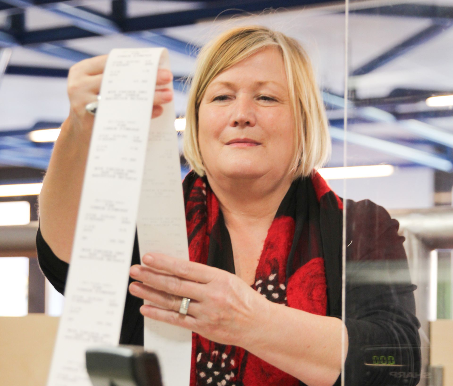 Hauswirtschafterin Yvonne Siedler kontrolliert einen Kassenbeleg