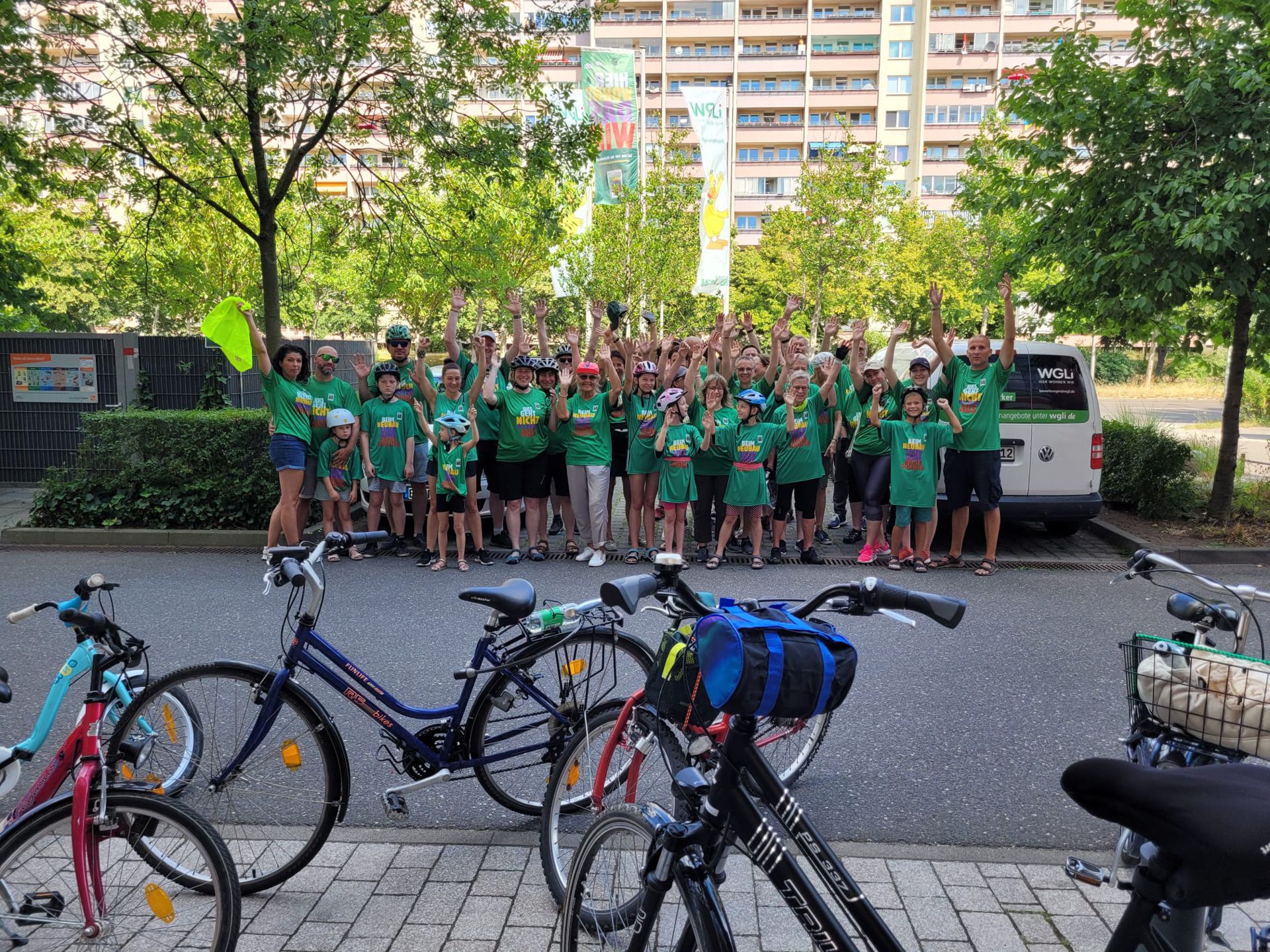 Teilnehmerinnen und Teilnehmer der Sternfahrt mit Fahrrädern vor der WGLi-Geschäftsstelle Landsberger Allee 180 B