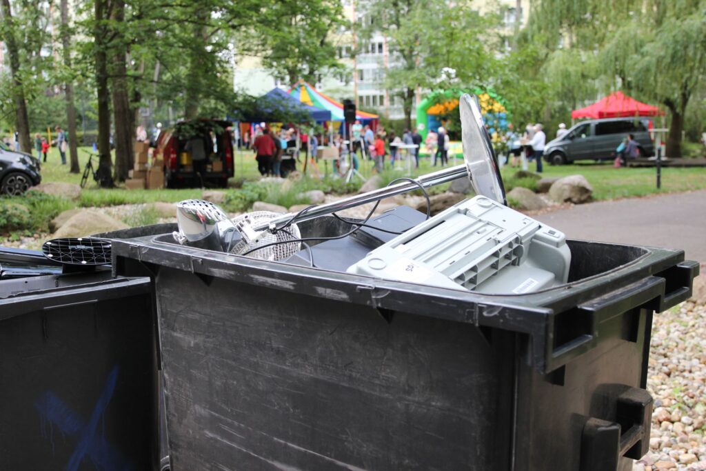 Mülltonne mit Elektroaltgeräten beim Hoffest auf dem grünen Innenhof Mellenseestraße 1. September 2021
