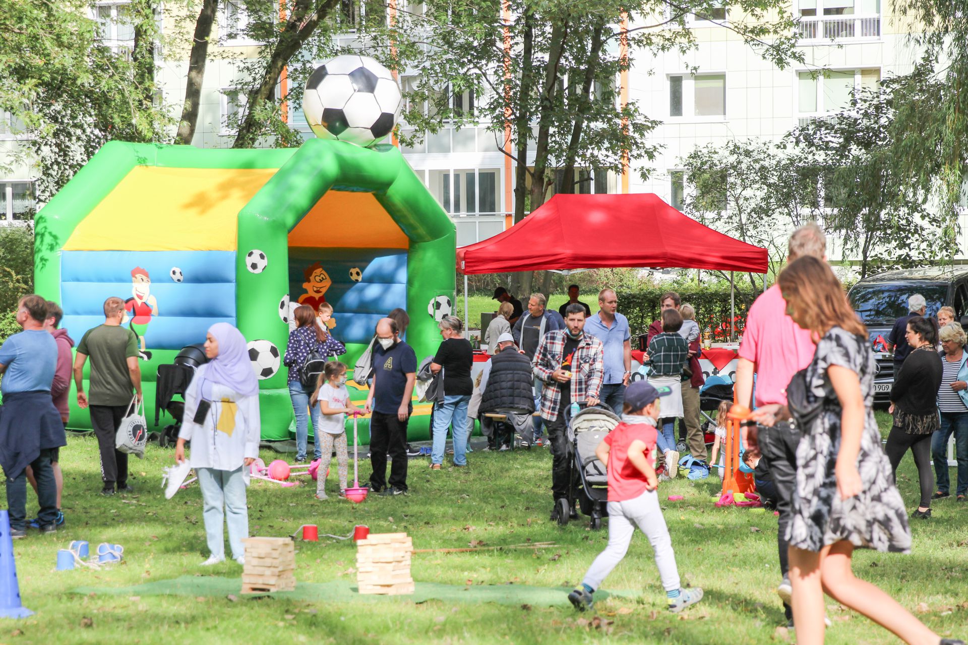 Hoffest auf dem grünen Innenhof Mellenseestraße 1. September 2021 Eltern, Kinder und eine Hüpfburg