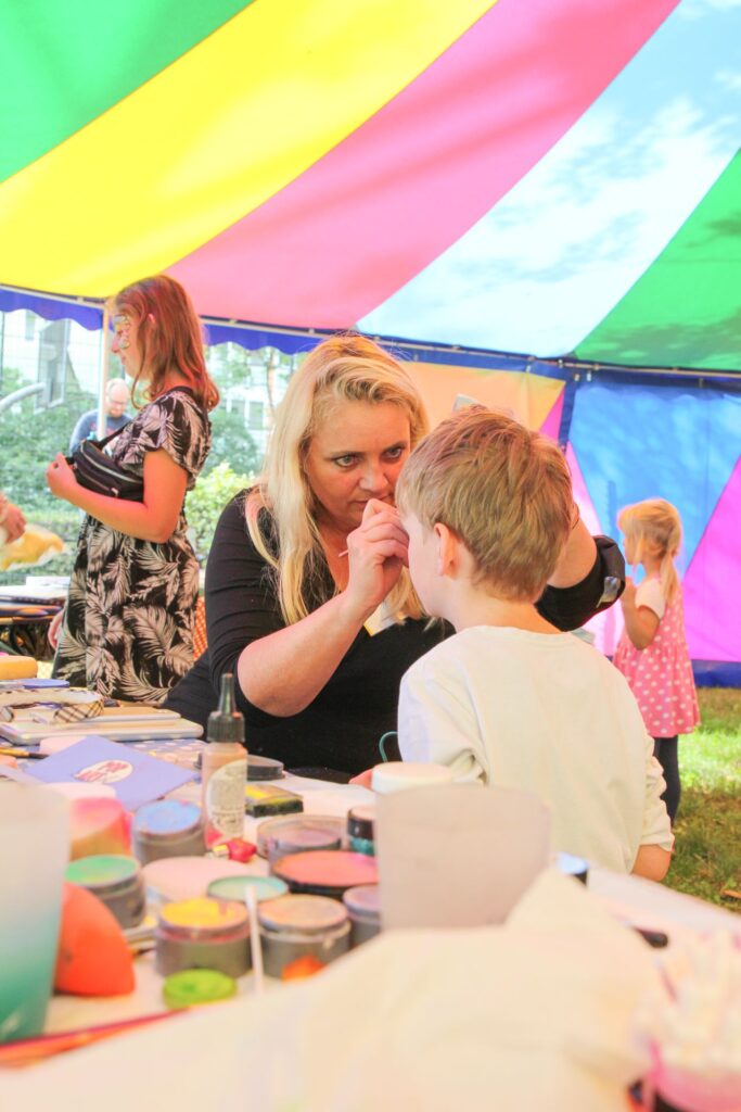 Hoffest Mellenseestraße 1. September 2021 Kind im Zelt beim Kinderschminken