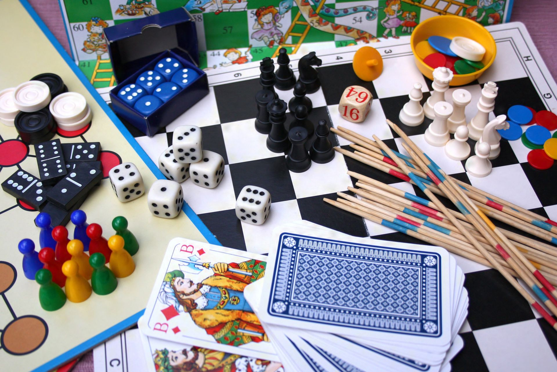 Spielfiguren, Spielkarten, Würfel und Brettspiele