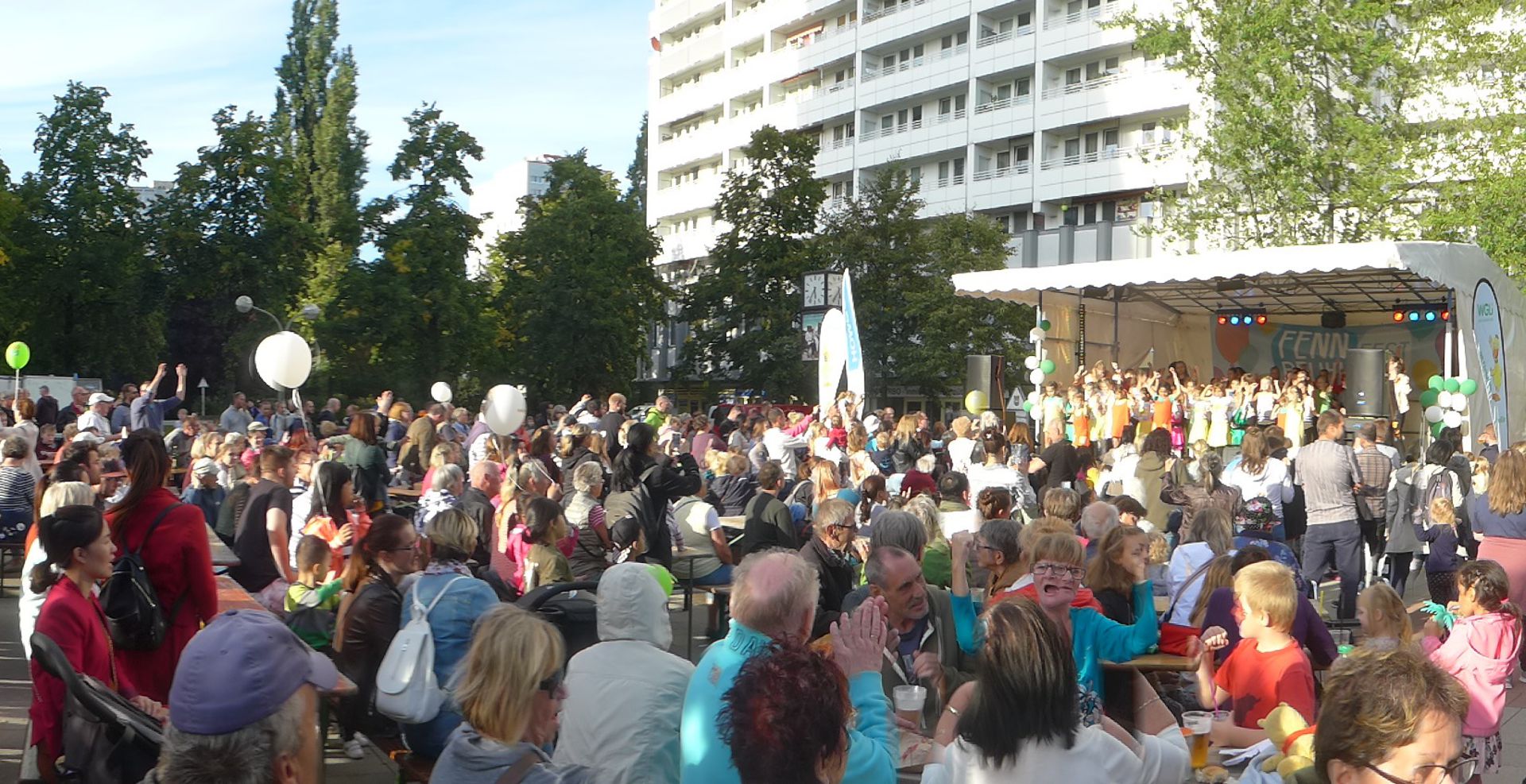 Zuschauer beim Fennpfuhlfest 2019 mit Bühne im Hintergrund