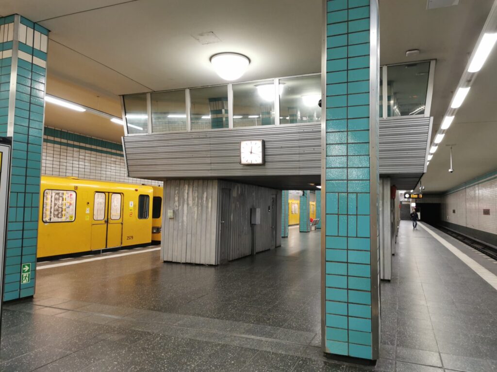 U-Bahnhof Tierpark Bahnsteig