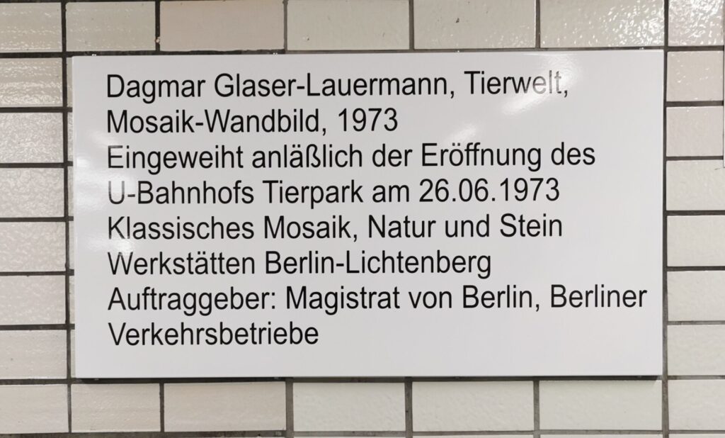 Beschriftungsschild Mosaik-Wandbild U-Bahnhof Tierpark